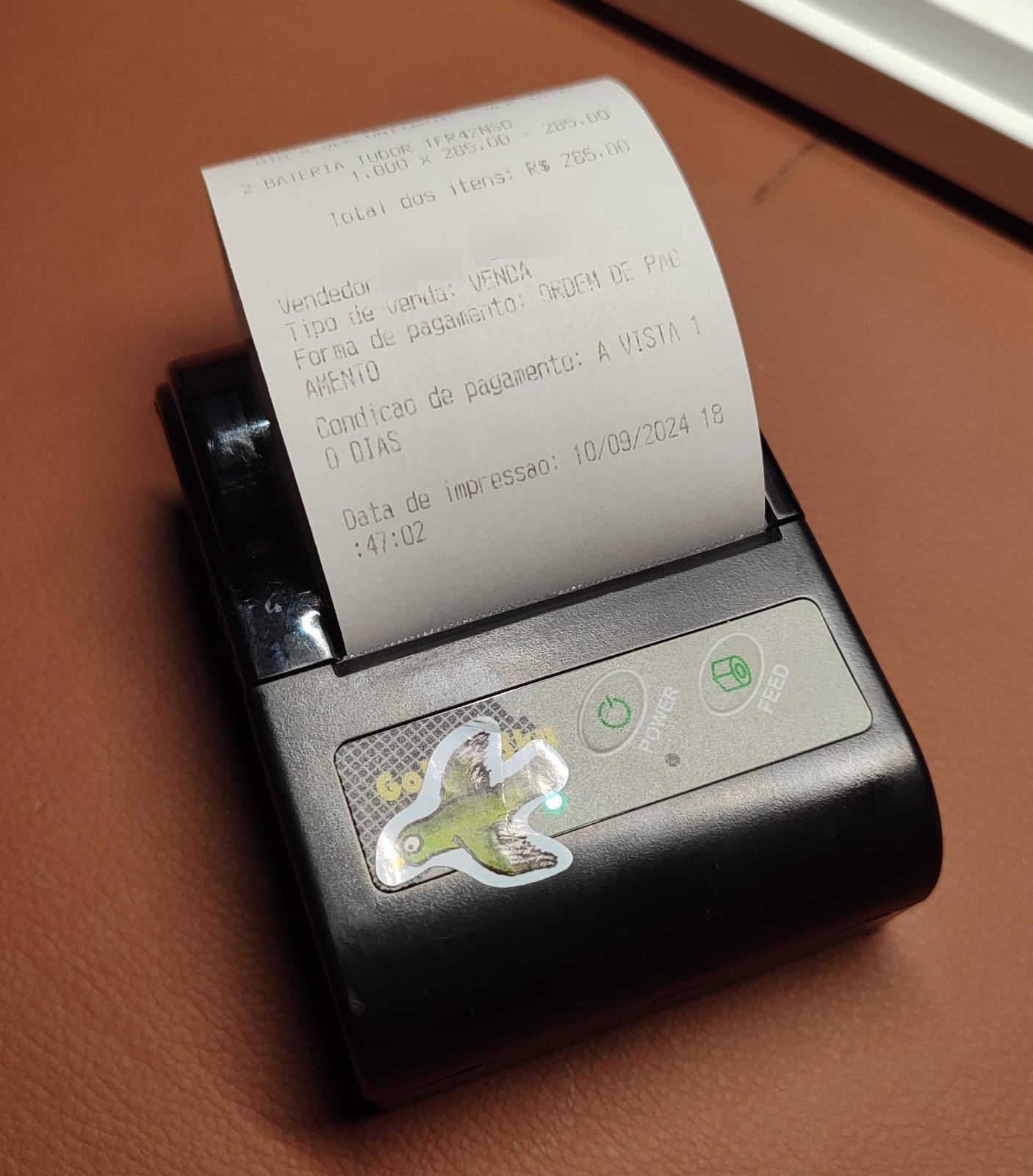 Impressora com papel sendo impresso